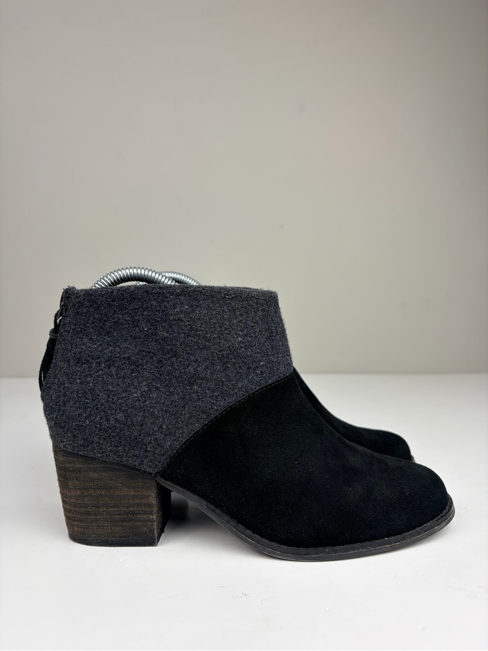 TOMS Leila Ankle Boots Womens 8 Black Suede Gray Wool Tassel Zip Booties‎